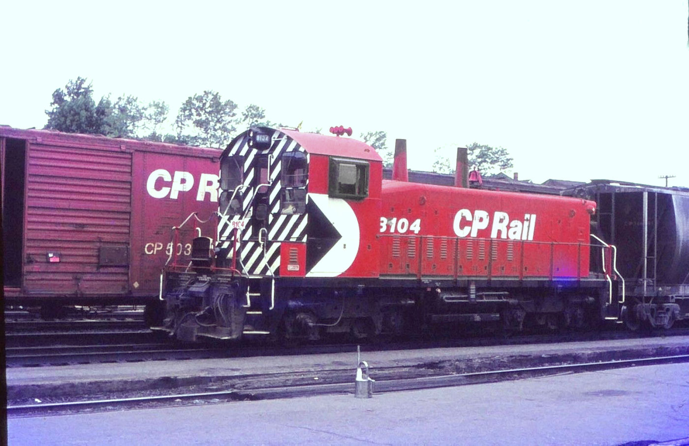CP 8104 displays the standard application on the back-ends of GM SW1200RS locos.