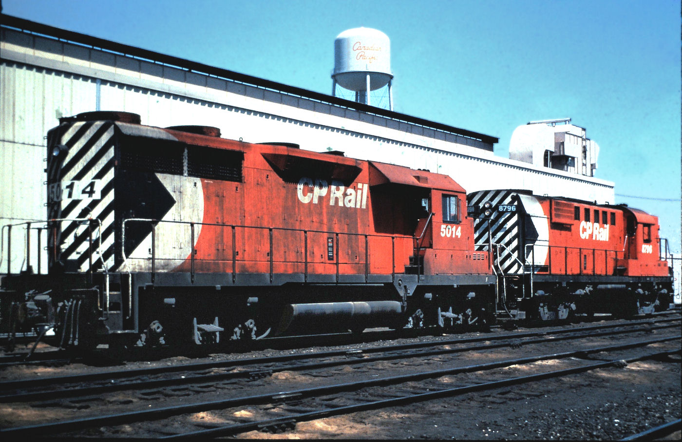Back end of CP 5014 with early CP Rail logo application. Note the white rear number bar with black numbers.